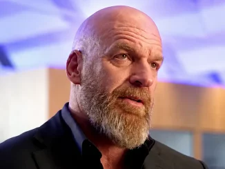 Triple H befindet sich in einem Gespräch und schaut auf seinem Interview-Partner