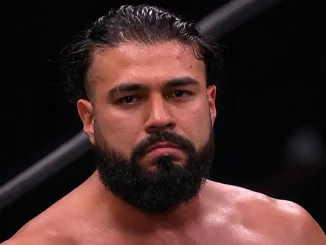 Andrade steht nachdenklich im Ring
