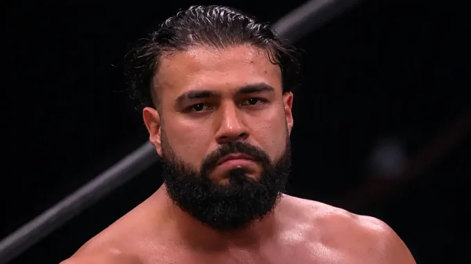Andrade steht nachdenklich im Ring