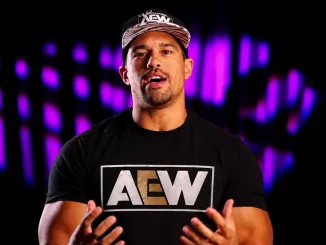 Anthony Bowens ist backstage und lächelt in die Kamera