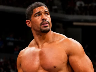 Anthony Bowens steht im Ring und blickt besorgt in die Ferne