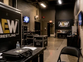 Blick in den AEW Backstagebereich mit Reisekoffer, Stühlen und Monitore