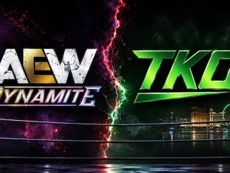 AEW Dynamite & TKO Logo getrennt von einem Blitz mit Ring und Stadtkulisse im Hintergrund
