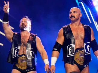 Dax Harwood und Cash Wheeler blicken von der Stage aus ins Publikum