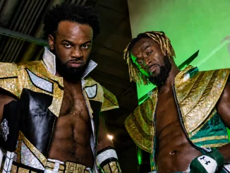 Kofi Kingston und Austin Creed halten sich im Backstagebereich auf und blicken in die Kamera