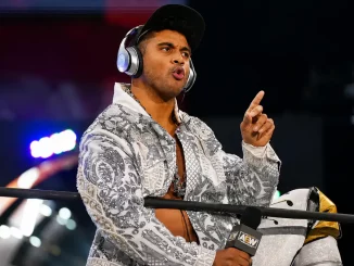 Max Caster steht im Ring und streckt seinen Zeigefinger aus