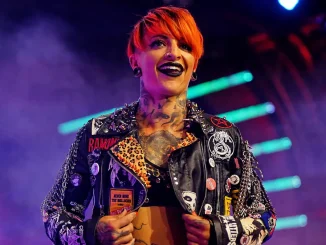 Ruby Soho steht lachend auf der Stage und blickt von dort aus ins Publikum