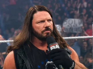 AJ Styles steht angespannt am WWE Raw Mikrofon