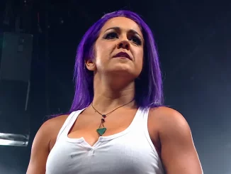 Bayley blickt vom Ring aus ins Publikum und wirkt dabei recht angespannt