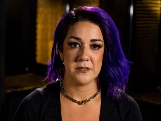 Bayley befindet sich backstage und blickt ernsthaft in die Kamera