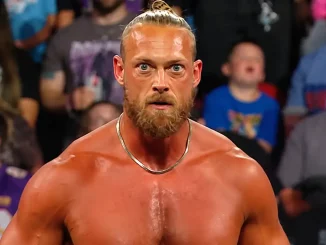 Big Cass steht im Ring und starrt in die Führungskamera