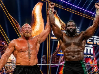 Brock Lesnar streckt den Arm von Oba Femi siegreich beim SummerSlam in die Höhe