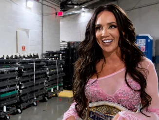 Chelsea Green steht lachend im Backstagebereich