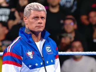 Cody Rhodes steht im Ring und hat einen besorgten Gesichtsausdruck