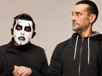 CM Punk blickt schräg auf Danhausen