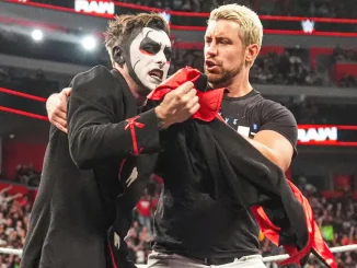 Joe Hendry greift sich Danhausen im Ring bei WWE RAW
