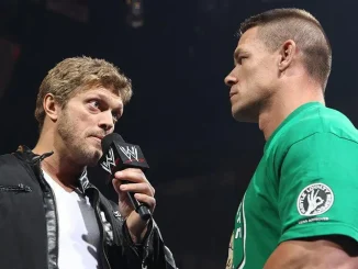 Adam Copeland, der ehemalige WWE Wrestler Edge steht John Cena direkt im Ring gegenüber und hält ein WWE-Mikrofon in der Hand