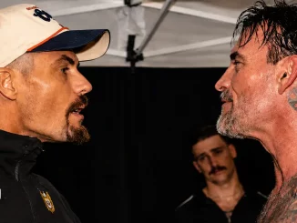 Grayson Waller spricht mit CM Punk im Backstagebereich