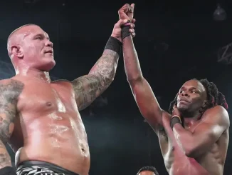 Randy Orton streckt den Arm von Je’Von Evans siegreich in die Höhe