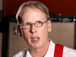 Der ehemalige WWE Komponist Jim Johnston spricht, während im Hintergrund eine Musikbox zu sehen ist