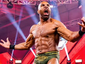Jinder Mahal steht im Ring, brüllt herum und streckt dabei die Arme aus