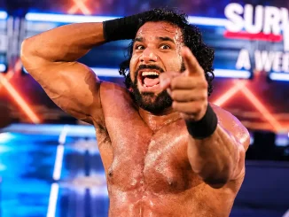 Jinder Mahal steht auf der Bühne und zeigt in Richtung Ring