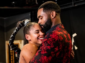 Montez Ford umarmt die glückliche Bianca Belair im Backstagebereich