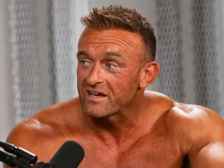 Nick Aldis in einem Interview vor einem Mikrofon
