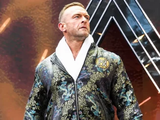 Nick Aldis steht auf der Stage und blickt von dort ins Publikum