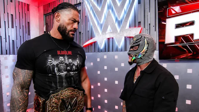 Roman Reigns und Rey Mysterio stehen sich in der Gorilla Position bei WWE RAW im Backstagebereich gegenüber und schauen sich an