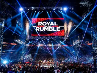 Blick in die WWE Royal Rumble Arena mit Feuerwerk hinter dem LED-Screen über dem Ring