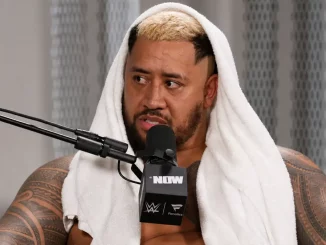 Solo SIkoa im WWE Now Podcast vor einem Mikrofon