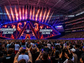 Blik in das US Bank Stadium auf die WWE SummerSlam Stage mit Feuerwerk