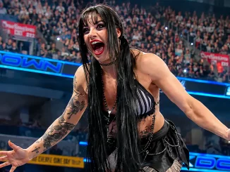 Tatum Paxley mit ausgebreiteten Armen und emotionalem Gesichtsausdruck im Vordergrund einer hell ausgeleuchteten SmackDown-Arena mit großer Zuschauerkulisse