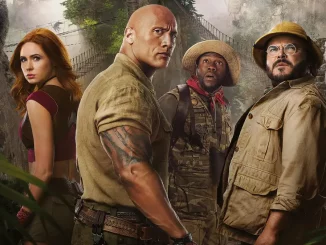 The Rock mit seinen Begleitern vor einer dichten Dschungelkulisse mit Hängebrücken, Felsen und mehreren Pavianen im Hintergrund