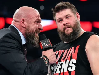 Triple H spricht im WWE-Ring eindringlich auf Kevin Owens ein, der ihm mit ernstem und skeptischem Blick gegenübersteht