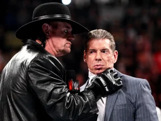 Undertaker steht im Ring und greift sich Vince McMahon