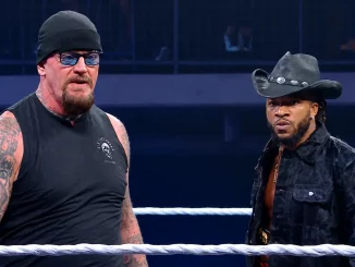 Undertaker und Trick Williams stehen im Ring und blicken ins Publikum