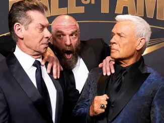 Vince McMahon und Eric Bischoff vor einem überraschten Triple H bei der WWE Hall of Fame