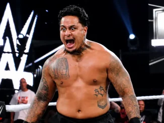 Zilla Fatu steht bei WWE NXT im Ring und brüllt lautstark herum