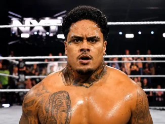 Zilla Fatu steht vor dem WWE NXT Ring und starrt angespannt in die Hauptkamera