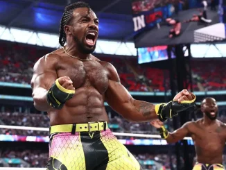 Austin Creed, Kofi und Swerve Strickland stehen nach einem Match eng beieinander, während sie vor jubelnden Fans und laufenden Kameras gemeinsam für einen ausgelassenen Moment posieren