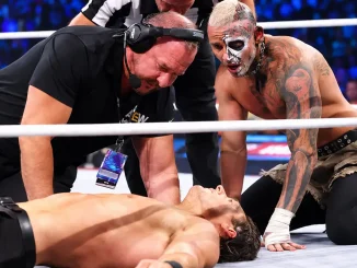 Steven Borden liegt im Ring auf dem Rücken, während sich mehrere Personen um ihn kümmern und sein Tag-Team-Partner Darby Allin ganz rechts besorgt neben ihm kniet
