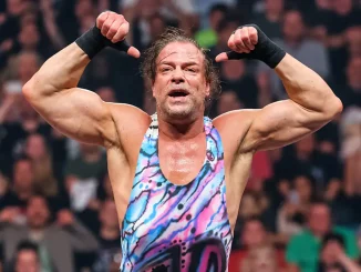Rob Van Dam posiert vor einer jubelnden Zuschauerkulisse und zeigt mit beiden Daumen auf sich