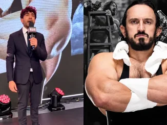 Tony Khan spricht links mit einem ROH-Mikrofon auf einer Bühne, während rechts PAC mit verschränkten Armen vor einer Wrestling-Kulisse zu sehen ist