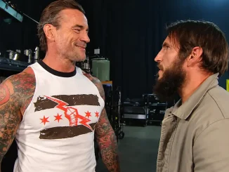CM Punk ist links mit einem Lächeln zu sehen, während er sich backstage mit dem rechts stehenden Johnny Gargano unterhält