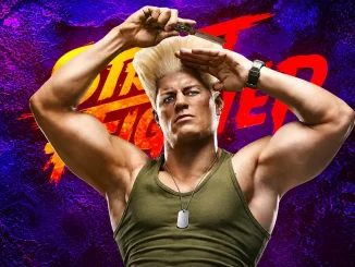 Cody Rhodes als Guile dargestellt mit hochgestylter Frisur zu sehen, der mit erhobenen Armen einen Kamm über seinen Haaren hält. Er trägt ein olivgrünes Tanktop, eine Erkennungsmarken-Kette und eine Armbanduhr; im Hintergrund befindet sich eine auffällige violett-rote Grafik mit großer Street Fighter Schrift