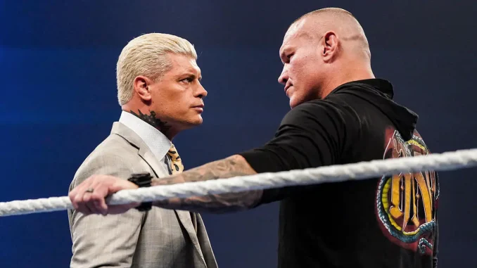 Cody Rhodes und Randy Orton stehen sich im Ring gegenüber und liefern sich einen Staredown