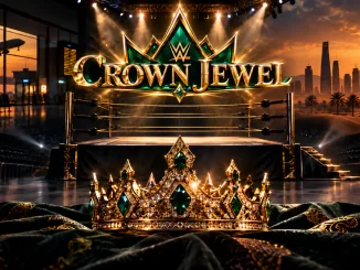 Ein leerer Wrestling-Ring mit einer prunkvollen gold-grünen Krone im Vordergrund steht unter dem WWE-Crown-Jewel-Logo, während im Hintergrund ein Flughafenmotiv mit Flugzeug und eine saudi-arabisch anmutende Skyline im Abendlicht zu sehen sind