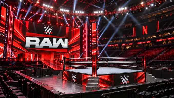 Eine hell erleuchtete, menschenleere WWE-Raw-Arena mit Wrestling-Ring, großer Eingangsbühne und Netflix-Logo